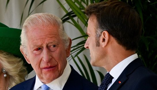 Re Carlo accoglie Macron