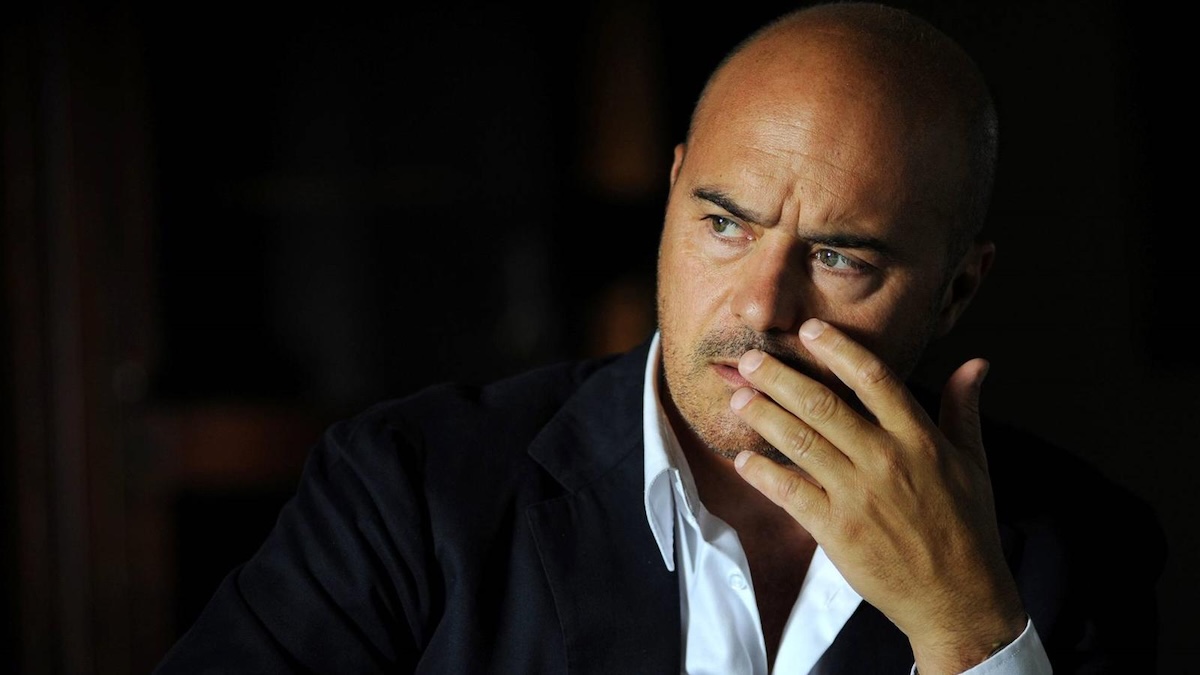https://wips.plug.it/cips/libero.it/magazine/cms/2025/08/alla-luce-del-sole-film-streaming-dove-vederlo-luca-zingaretti-don-pino-puglisi.jpg
