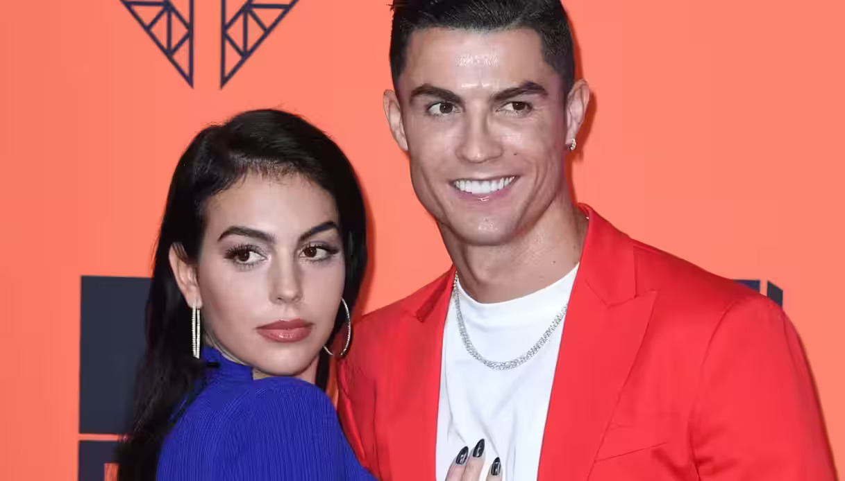 https://wips.plug.it/cips/libero.it/magazine/cms/2025/08/cristiano-ronaldo-e-georgina-rodriguez.jpg