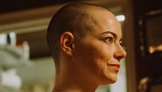 Emma Stone ha rasato i capelli per Bugonia: "Cos'è stato difficile"