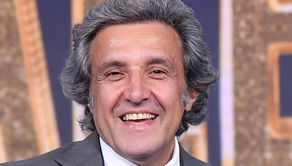 https://wips.plug.it/cips/libero.it/magazine/cms/2025/08/flavio-insinna.jpg
