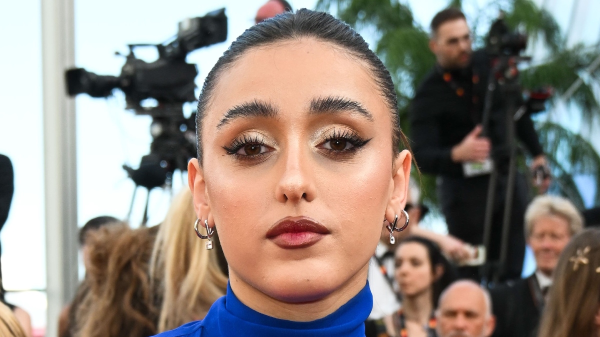 https://wips.plug.it/cips/libero.it/magazine/cms/2025/08/giulia-stabile-la-polemica-sui-social-si-e-rifatta-zigomi-e-labbra-la-reazione-di-lei-e-virale.jpg
