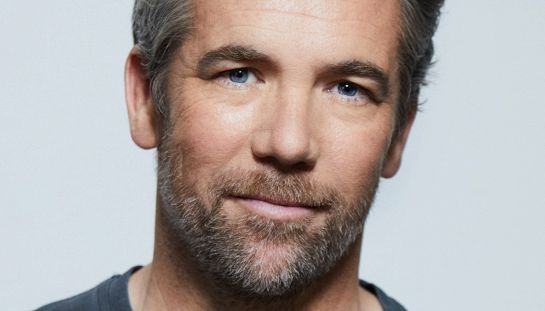 Il Diavolo Veste Prada 2, Patrick Brammall sarà il nuovo amore di Anne Hathaway nel film sequel