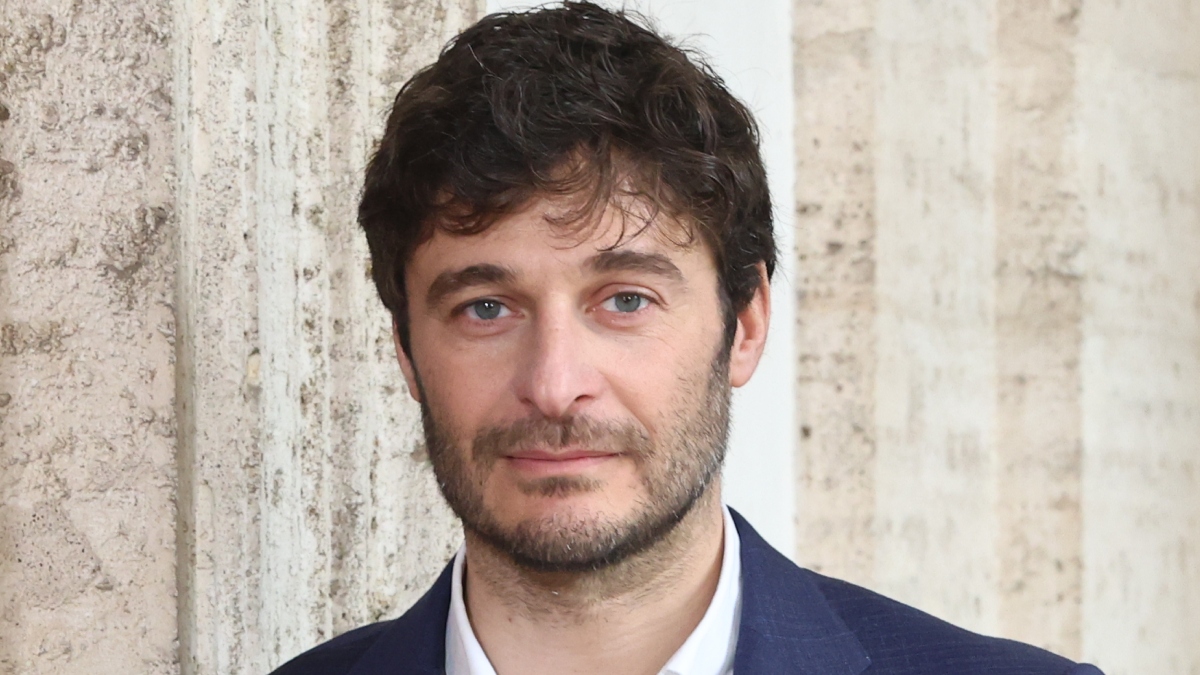 https://wips.plug.it/cips/libero.it/magazine/cms/2025/08/il-segreto-di-isabelle-fiction-raiplay-streaming-inquietante-lino-guanciale-commissario-ricciardi.jpg
