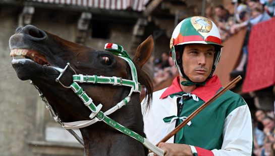 Palio di Siena 2025 oggi in diretta tv la corsa dell'Assunta: orari, chi vince, Contrade, cavalli e fantini