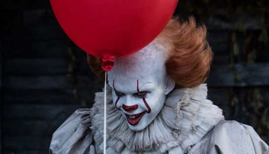 It: Welcome to Derry, le prime foto del Pennywise della serie TV