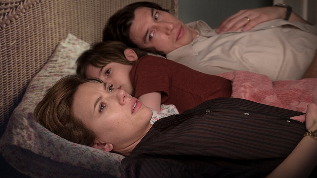 https://wips.plug.it/cips/libero.it/magazine/cms/2025/08/storia-di-un-matrimonio-film-urla-scarlett-johansson-adam-driver-spaventano-lupi-streaming.jpg