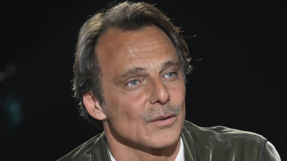 https://wips.plug.it/cips/libero.it/magazine/cms/2025/09/alessandro-preziosi-serie-tv-netflix-la-vita-bugiarda-degli-adulti-streaming-trama-cast-curiosita.jpg