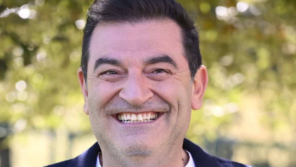https://wips.plug.it/cips/libero.it/magazine/cms/2025/09/caduta_libera_max_giusti_nuovo_conduttore.jpeg