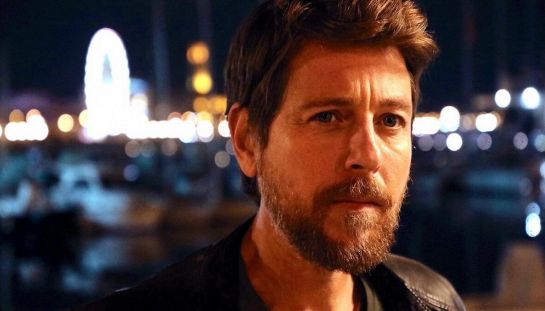 Claudio Gioè dimentica Màkari e si traveste da DJ psicologo in questa serie su RaiPlay