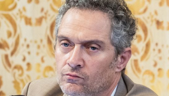 Claudio Santamaria nel film Jeeg Robot in streaming su Netflix