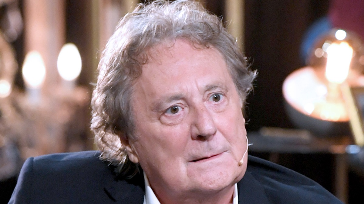 https://wips.plug.it/cips/libero.it/magazine/cms/2025/09/enzo-iacchetti-e-sempre-cartabianca-puntata-16-settembre.jpg