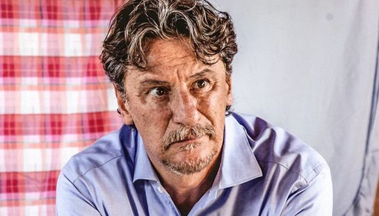 Liberi Tutti, Giorgio Tirabassi protagonista della serie in streaming su RaiPly