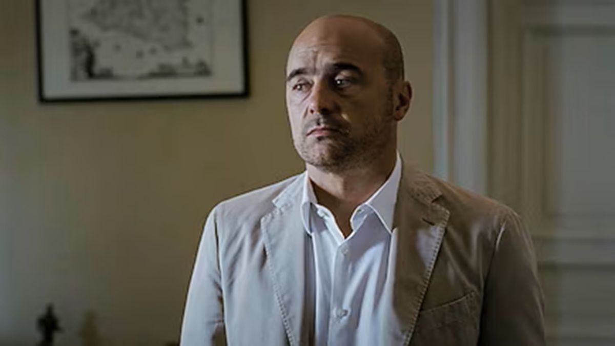 Il commissario Montalbano - Il gioco degli specchi: una bomba carta sconvolge Vigata