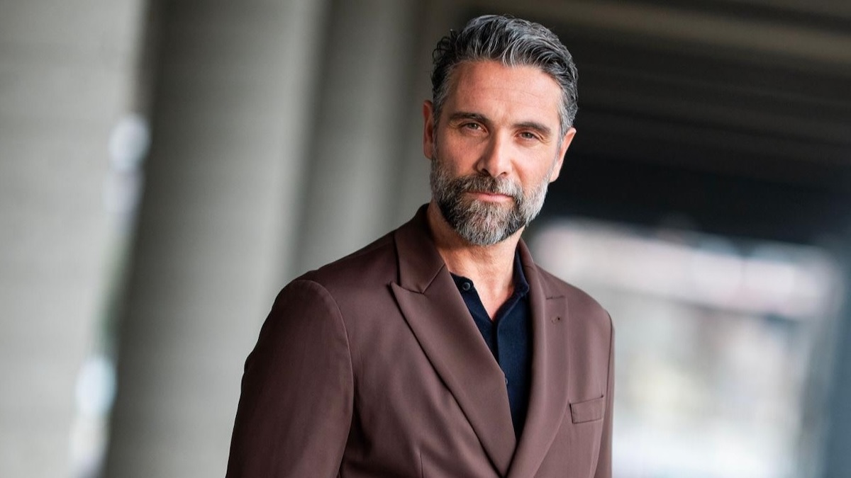 https://wips.plug.it/cips/libero.it/magazine/cms/2025/09/luca-calvani-film-cacio-con-le-pere-streaming-prime-video-dove-vederlo-geppi-cucciari-gianluca-gori.jpeg