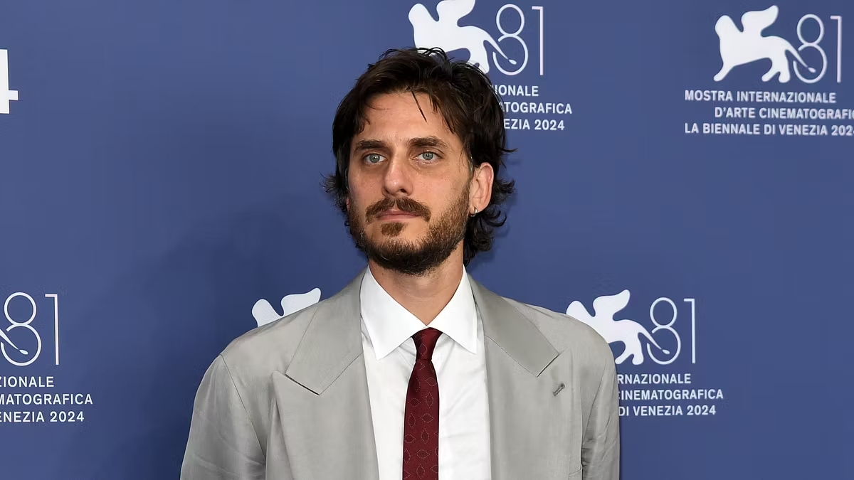 https://wips.plug.it/cips/libero.it/magazine/cms/2025/09/luca-marinelli-martin-eden-film-streaming-raiplay-dove-vederlo.jpg