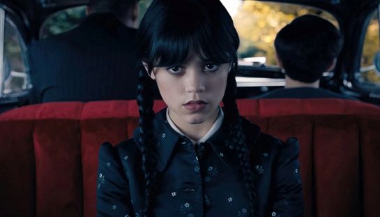Su Netflix sono disponibili i due film cult della Famiglia Addams che hanno ispirato la serie Mercoledì di Tim Burton
