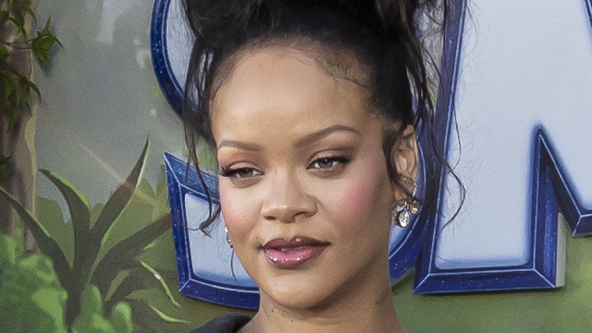 Rihanna mamma tris, regola della ‘R’ confermata: nome della figlia e bufera per l’orologio da 100mila euro