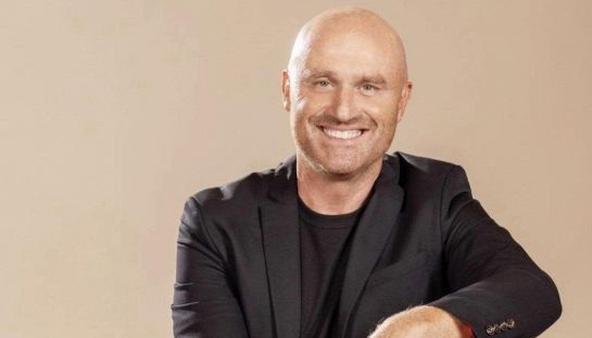 Rudy Zerbi in questo film su Prime Video manda in pausa Amici di Maria De Filippi e si dà al doppiaggio