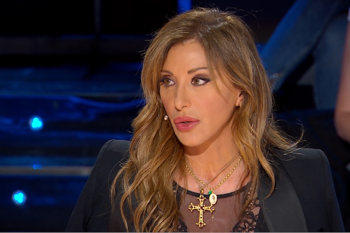 https://wips.plug.it/cips/libero.it/magazine/cms/2025/09/sei-un-mito-sabrina-salerno-dedica-brano-883-max-pezzali-film-jolly-blu.jpg