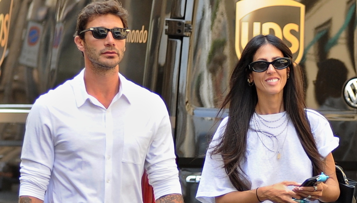 Stefano De Martino, periodo nero tra Affari Tuoi, orologi e liti con Caroline: “L’ex Gilda Ambrosio lo consola”