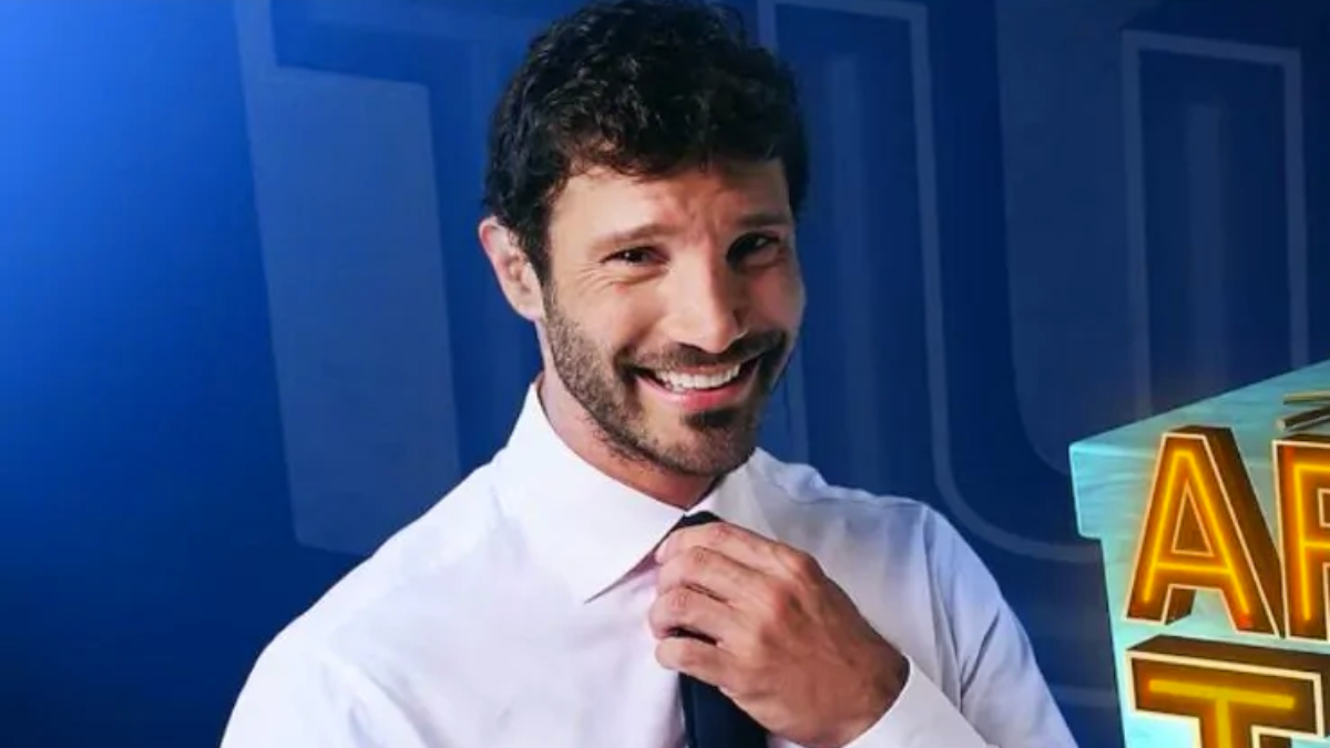 https://wips.plug.it/cips/libero.it/magazine/cms/2025/09/stefano_de_martino_su_paragoni_con_pippo_baudo.jpeg