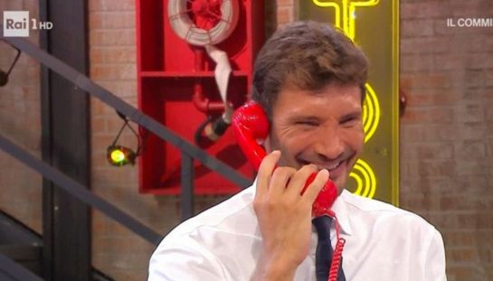 Affari Tuoi di De Martino nel mirino delle frecciate di Mediaset: la replica (gelida) della Rai lascia di stucco