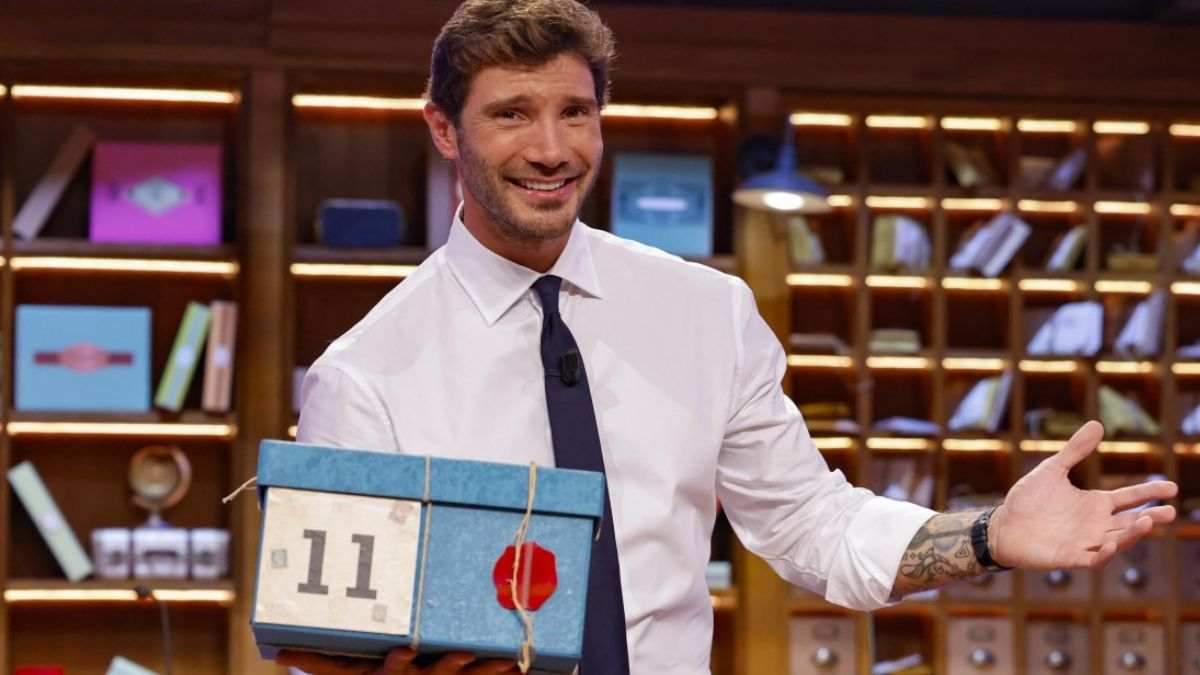 https://wips.plug.it/cips/libero.it/magazine/cms/2025/10/affari-tuoi-stefano-de-martino-13-10-2025-liberomagazine-it.jpg