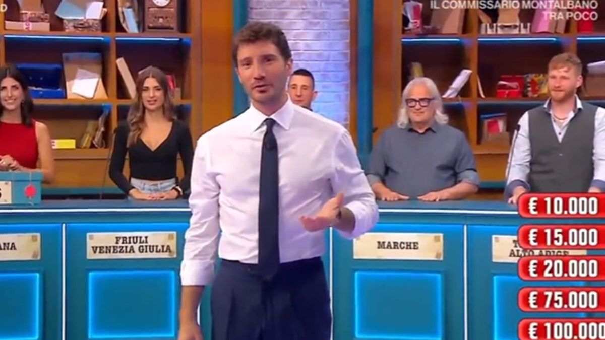 https://wips.plug.it/cips/libero.it/magazine/cms/2025/10/affari-tuoi-stefano-de-martino-rai-16-10-2025-libero-it.jpg