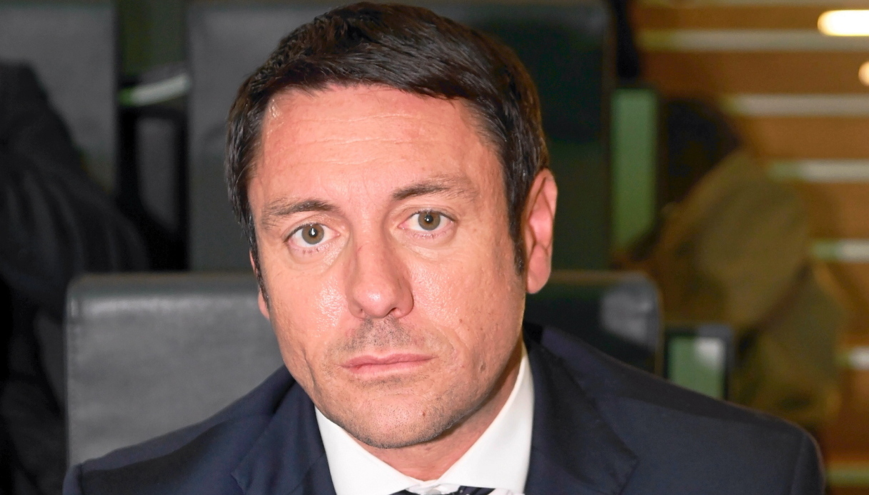 https://wips.plug.it/cips/libero.it/magazine/cms/2025/10/andrea-giambruno.jpg