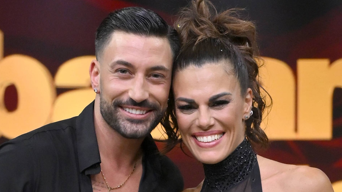 https://wips.plug.it/cips/libero.it/magazine/cms/2025/10/giovanni_pernice_proposta_matrimonio_bianca_guaccero_in_diretta_a_ballando_rumor.jpg