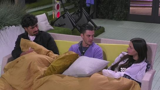 Giulio dichiara il suo interesse per Anita, ma lei lo gela