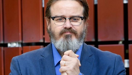 Stucky, Giuseppe Battiston protagonista della serie in streaming su RaiPlay