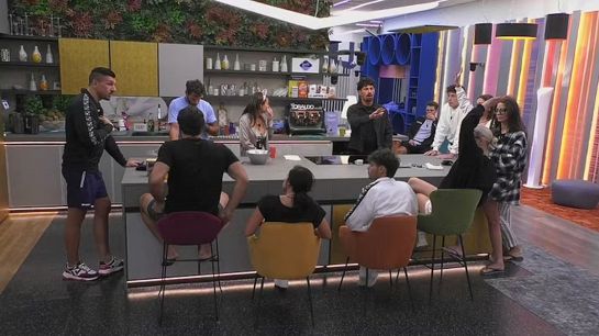 Mediaset valuta il taglio delle strisce quotidiane