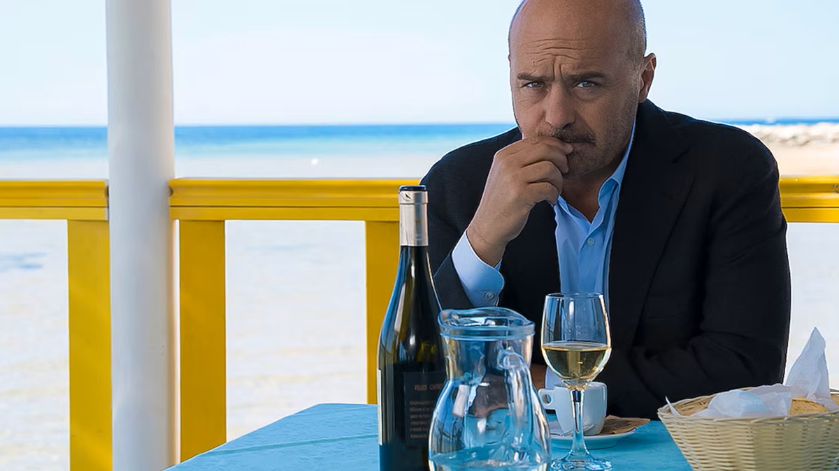 https://wips.plug.it/cips/libero.it/magazine/cms/2025/10/il-commissario-montalbano-anticipazioni-puntata-15-ottobre-2025.jpg