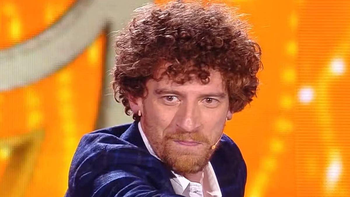 https://wips.plug.it/cips/libero.it/magazine/cms/2025/10/maurizio-lastrico-film-netflix-tutta-colpa-del-rock-streaming-trama-cast-curiosita.jpg