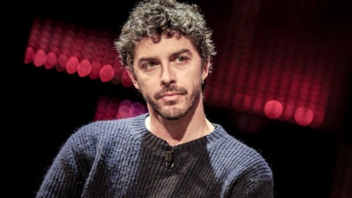 https://wips.plug.it/cips/libero.it/magazine/cms/2025/10/michele-riondino-giovane-montalbano-streaming-dove-vederlo-serie-tv-raiplay-luca-zingaretti-andrea-camilleri.jpeg