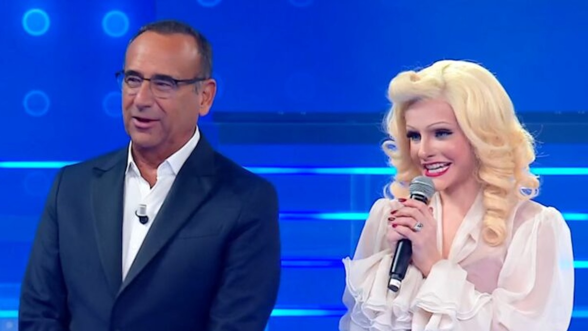 Ascolti tv ieri (24 ottobre): Carlo Conti domina, Quarto Grado cresce con Garlasco e De Martino non vince più