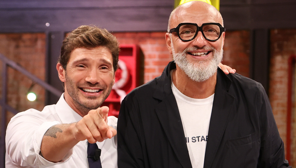 Affari Tuoi, aspiranti concorrenti in rivolta contro il programma: cosa ha combinato De Martino