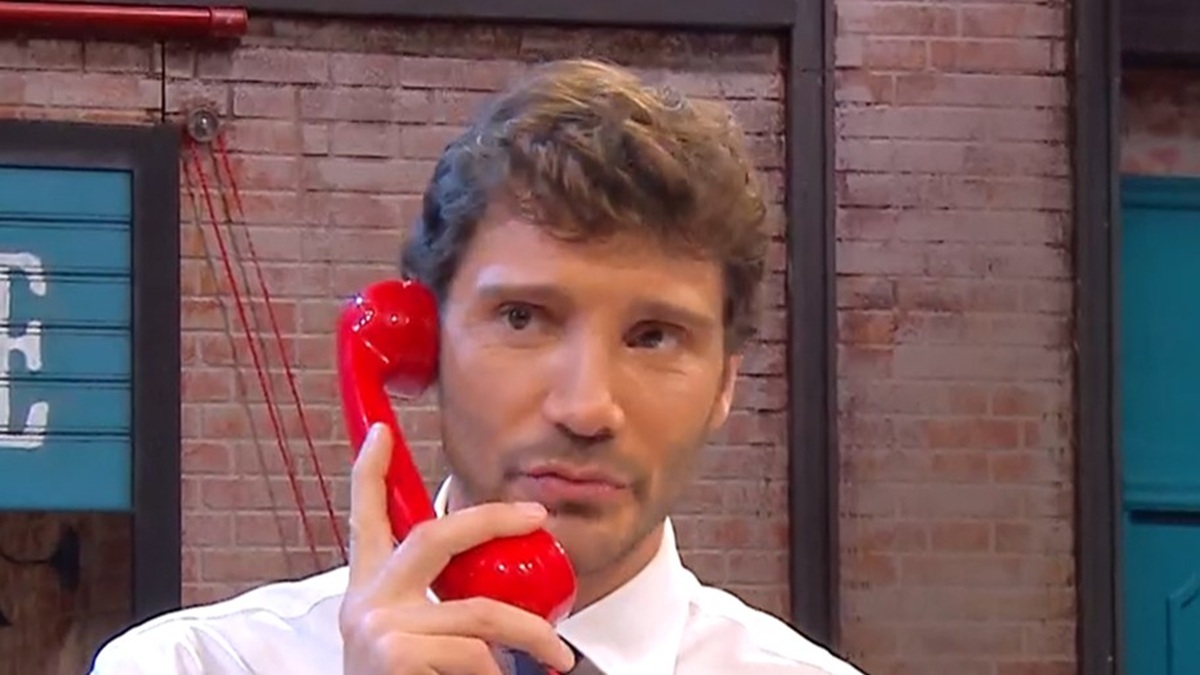 Affari Tuoi, De Martino slitta dopo l’apoteosi: minuti contati e la strana mossa del Dottore