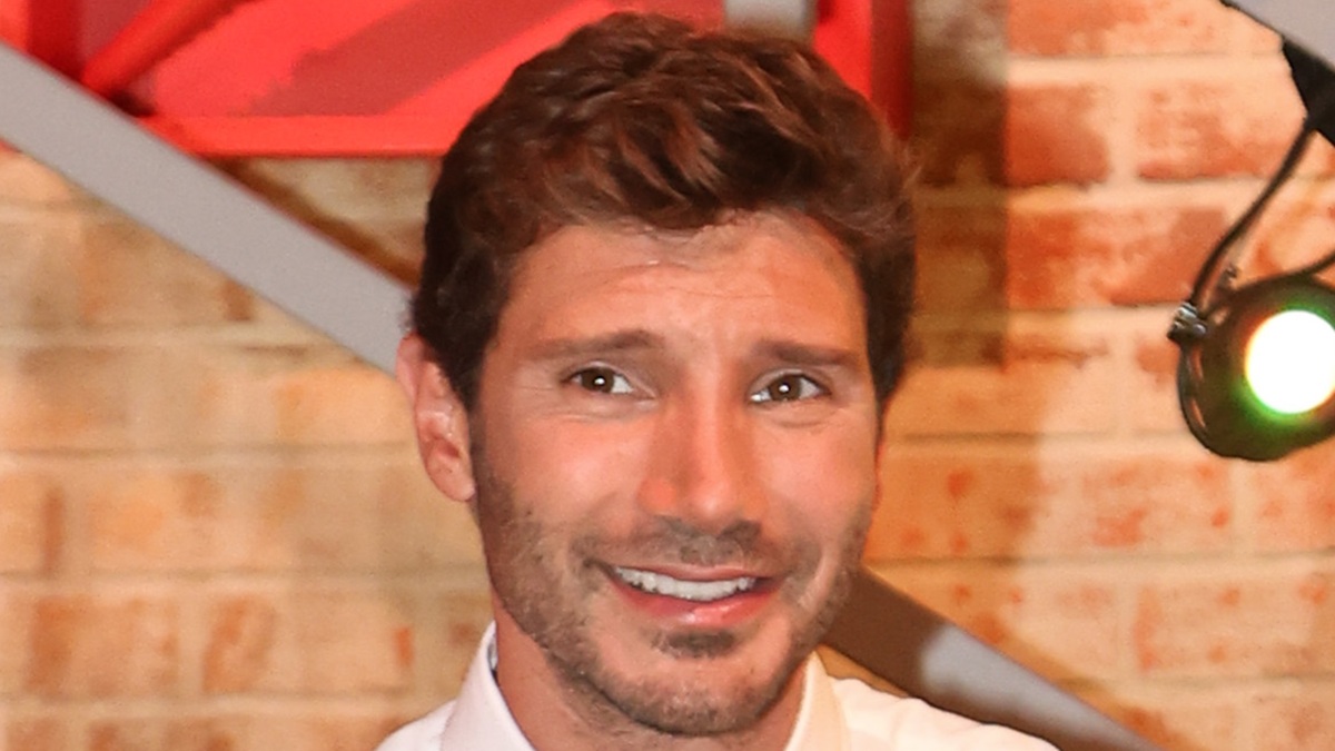 Affari Tuoi, stasera niente puntata: De Martino fermato dopo una settimana da incubo (e Gerry Scotti scappa)