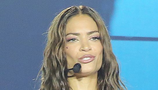 Elodie in lacrime va in black-out e ferma il concerto: “Faccio fatica a cantare”. Cosa le è capitato