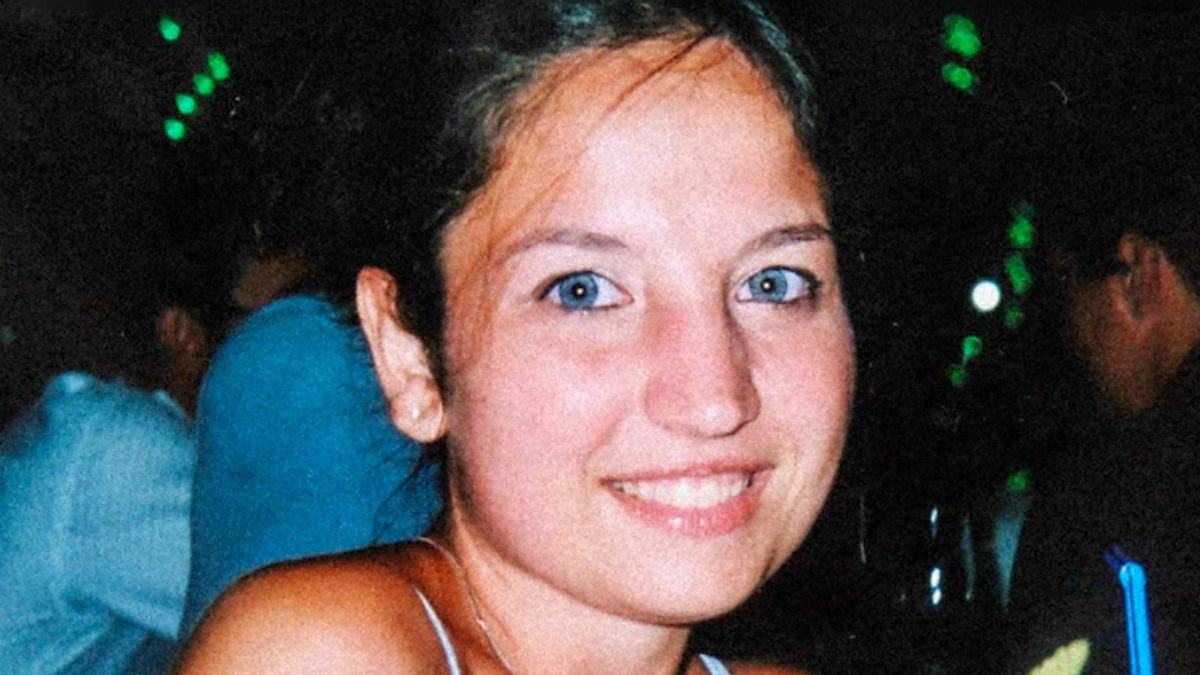 Garlasco, il rebus infinito: la nuova perizia ribalta tutto. E Lucarelli tuona: “Storia sempre più grottesca”