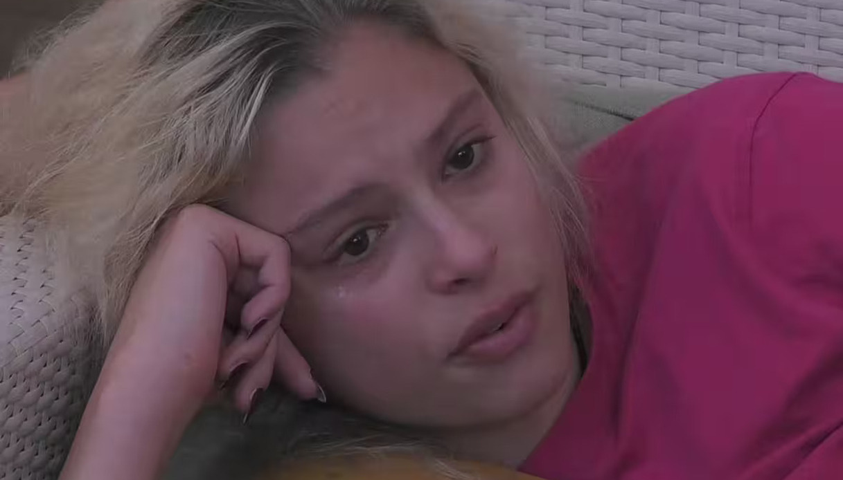 Grande Fratello, Giulia Soponariu sta male (di nuovo). Il web insorge: “Fate qualcosa, ha bisogno di cure”
