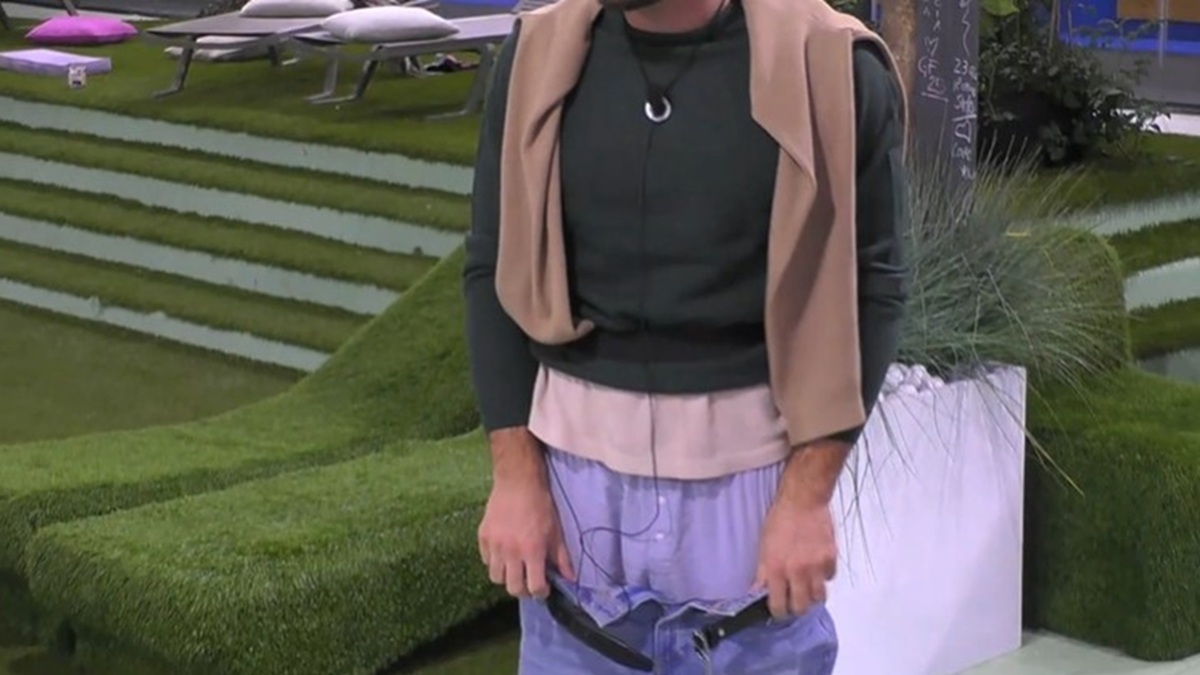 Omer si abbassa i pantaloni: choc nella Casa del Grande Fratello