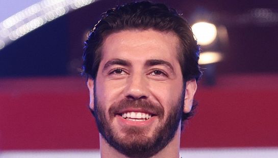 Grande Fratello, Omer si abbassa i pantaloni: “Vuoi vederlo?”. Notte di follia e rissa, chiesta squalifica