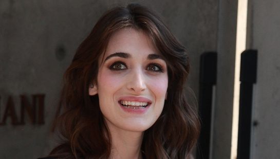 Pilar Fogliati per le strade di Roma alla ricerca delle verità in questo film Finché notte non ci separi in streaming su Now Tv