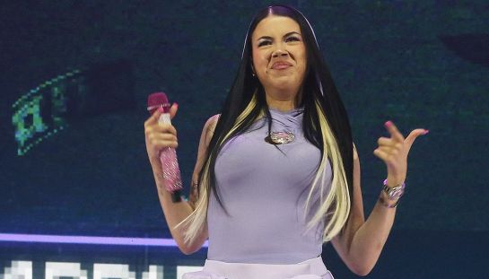 Spray al peperoncino al concerto di Anna Pepe