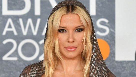 Stranger Things Day, Millie Bobby Brown e David Harbour sorridono sul red carpet dopo le polemiche