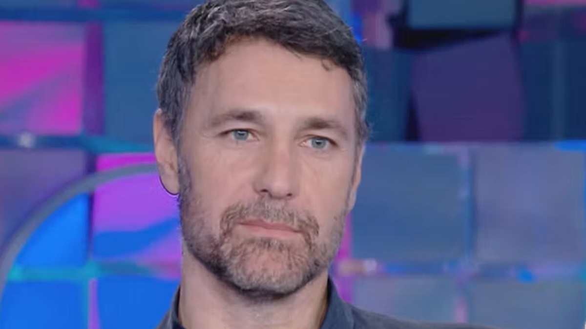 https://wips.plug.it/cips/libero.it/magazine/cms/2025/12/emily-in-paris-5-cast-attori-italiani-guest-star-raoul-bova-serie-netflix.jpg